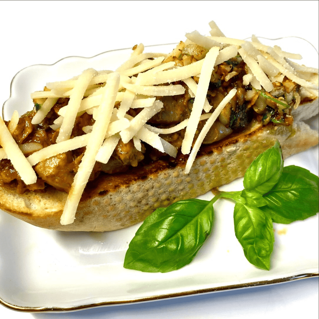 Waldflüstern auf knusprigem Brot – Topinki mit Vegannett Tomate-Bärlauch & Kräuter-Knoblauchöl