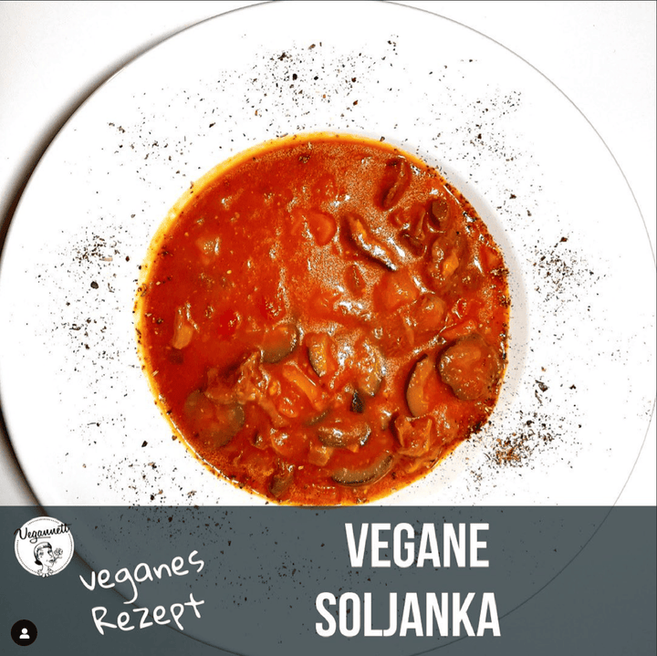 Udos Herzenswärmer – Vegane Soljanka mit Paprika, Pilzen & Gurkenaroma